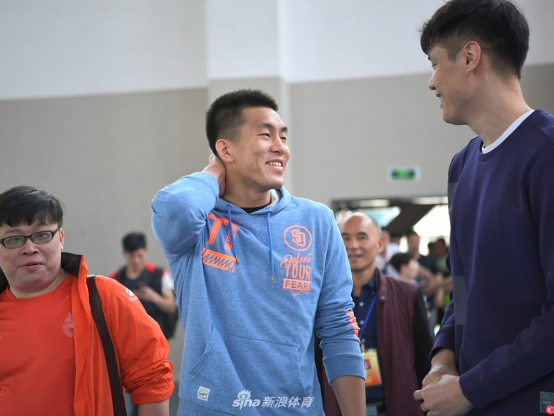 郭艾伦贺天举校园行引爆南昌 与学子切磋共享篮球盛宴