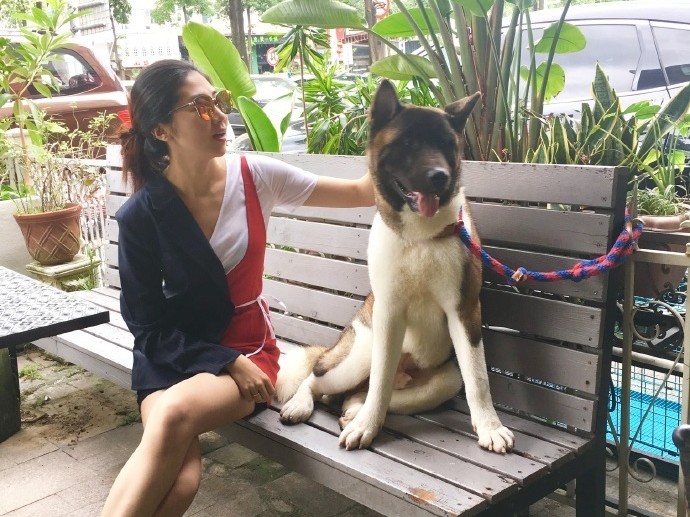 王仕鹏娇妻李跑近照曝光，与爱犬亲昵秀长腿，皮裤配骏马又美又飒