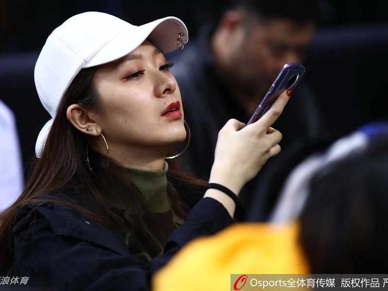 翟晓川携爱妻甜蜜亮相全明星 场边伉俪情深成星锐赛别样风景