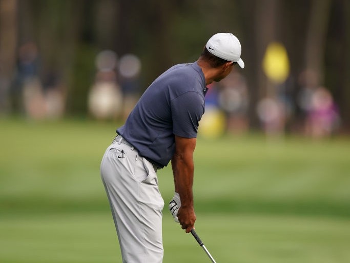 从球员锦标赛练习轮解析老虎伍兹铁杆挥杆的进化与智慧