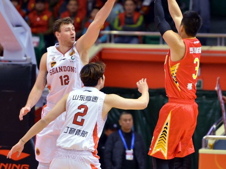 丁彦雨航狂砍三十三分率队力克深圳，山东主场奏凯终结对手连胜