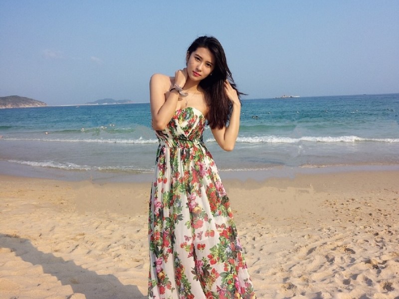 海风中的一抹亮色：走进刘晓宇妻子钟鹿纯的时尚瞬间