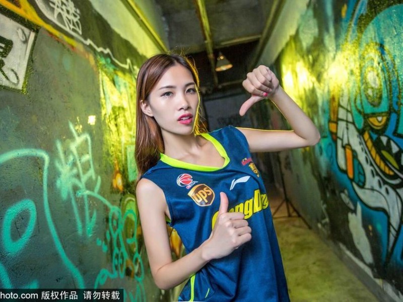 宏远篮球宝贝牛仔写真力撑华南虎