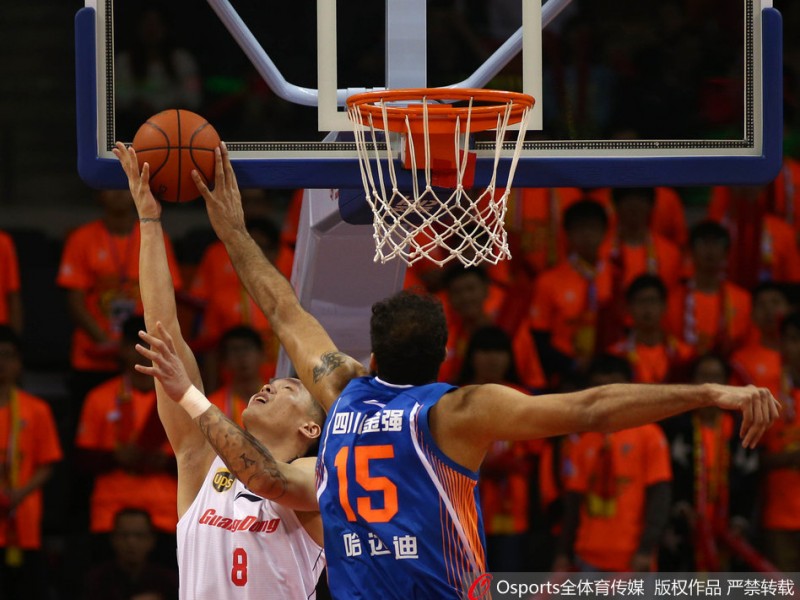 巅峰对决：易建联与哈达迪的恩怨情仇，那些年燃爆球场的经典瞬间