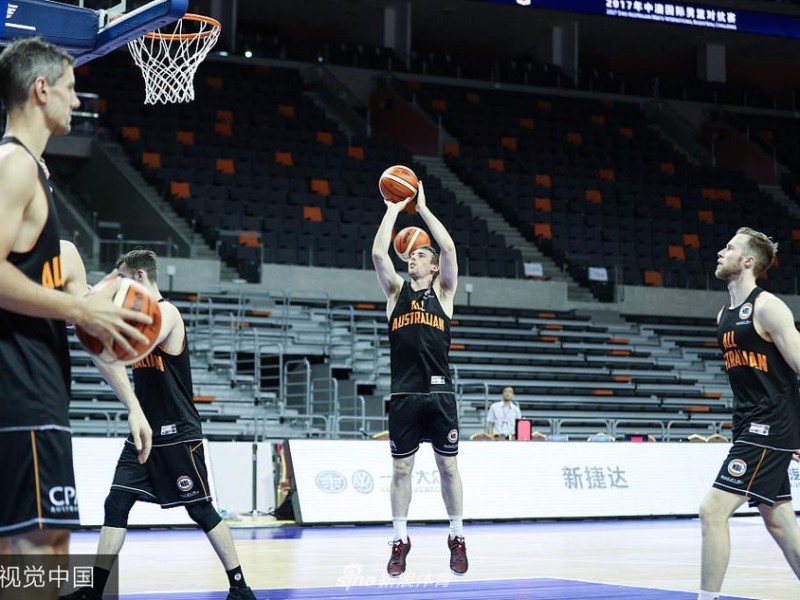 硬碰硬，炼新星：回溯二〇一七中澳男篮对抗赛的激情碰撞
