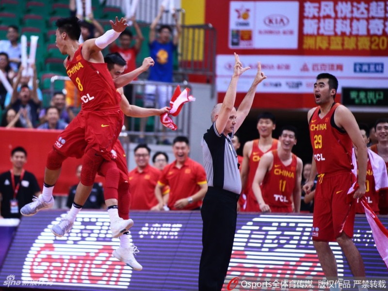 斯杯经典战：赵睿带病上演绝杀，王哲林内线暴扣统治禁区