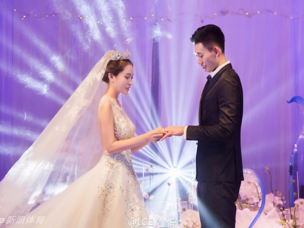吉林男篮锋卫王镤大婚 身高两米硬汉抱得美人归