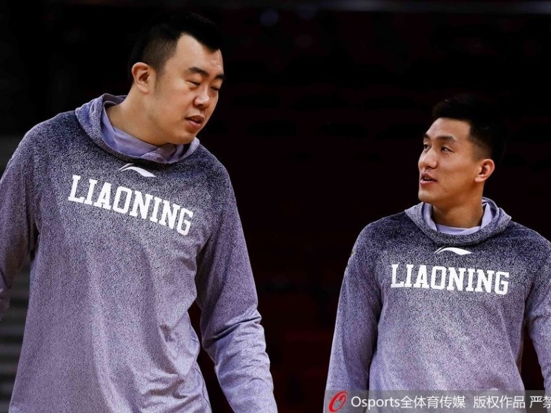 带伤出征，郭艾伦赛前训练笑对绷带