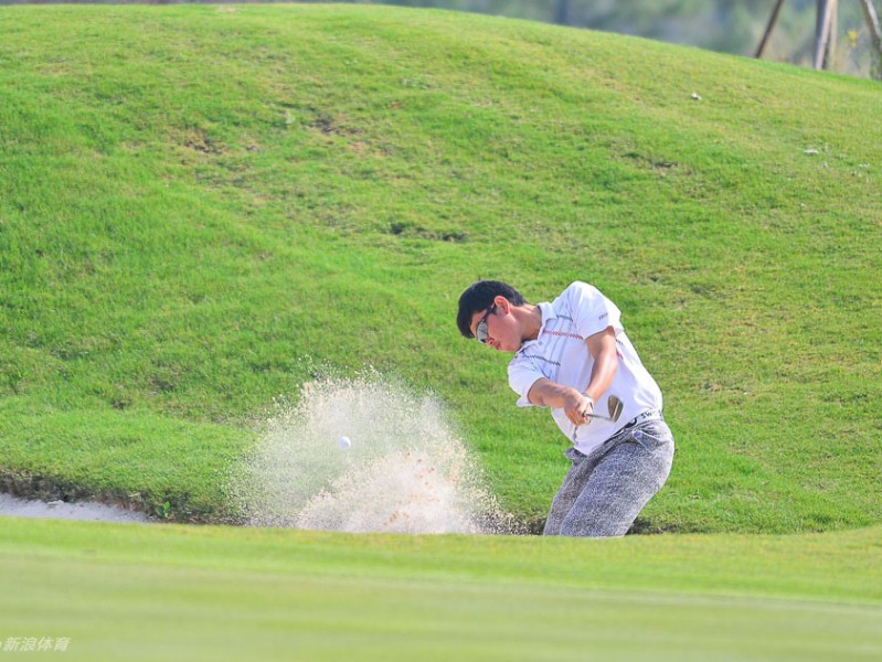 挥洒青春汗水 筑梦果岭之间