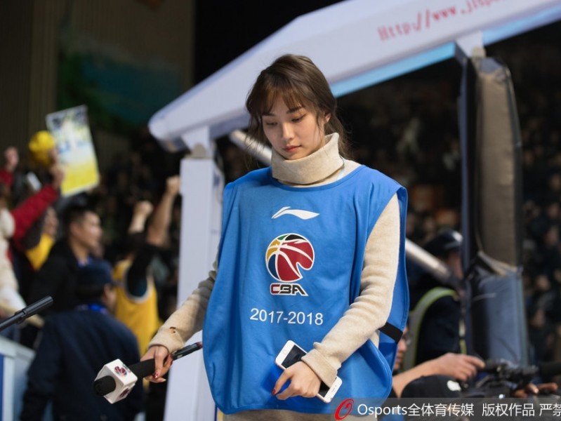 广厦主场那一抹亮色，CBA赛场美女主持成焦点风景