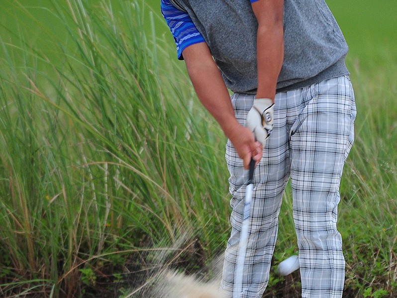 竞技绿茵上的专注瞬间