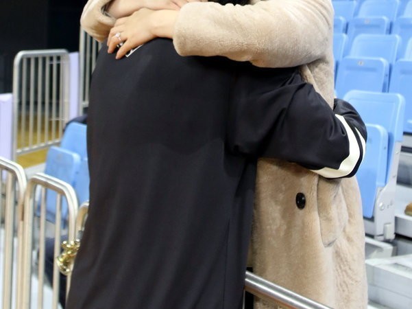 别离五个月的拥抱：孟达返乡携孕妻赛场诉相思