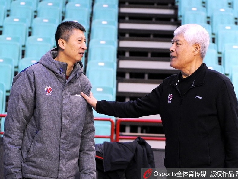 辽篮备战前温情一幕 郭士强与恩师蒋兴权的篮球传承