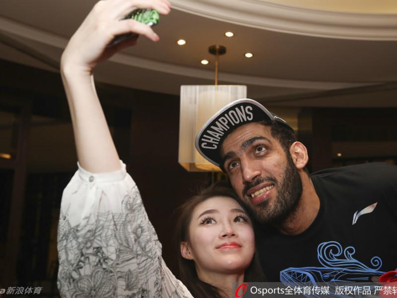 亚洲第一中锋挥别天府记忆 哈达迪携冠军荣耀启程回国