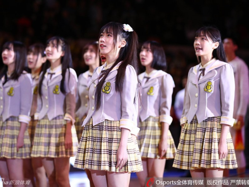 燃爆青春！GNZ48学生装助阵CBA广东德比，篮球场上绽放的元气笑颜