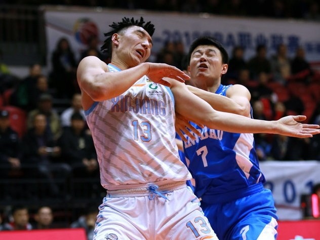 新疆飞虎主场下起“三分雨”，强势浇灭青岛男篮取连胜