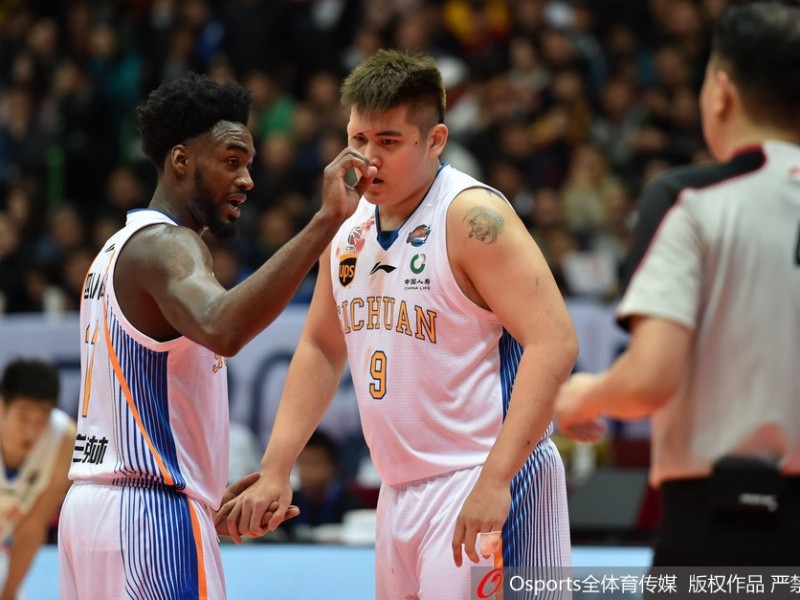 眉骨开裂血染战袍 四川内线徐煜峰浴血奋战的夜晚