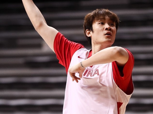 中国男篮红队赛前练兵 丁彦雨航细腻勾手技艺惊艳全场