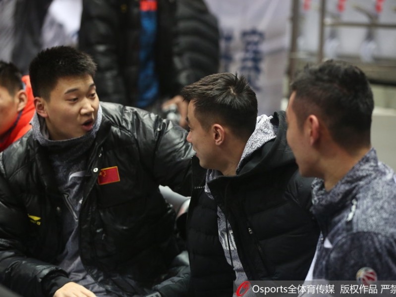 辽宁男篮年末备战欢乐多 赵继伟遭“围攻”成焦点