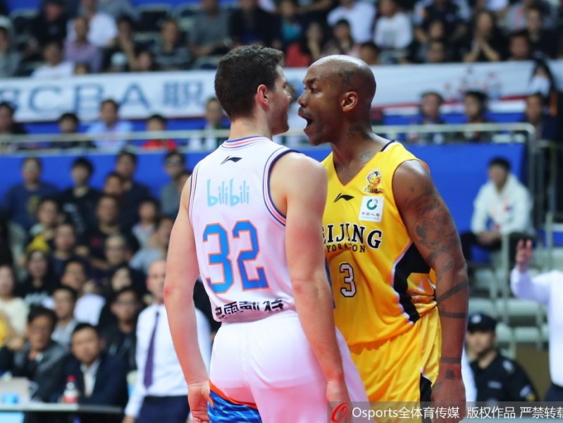 京沪对决火爆升级 马布里弗雷戴特互喷垃圾话