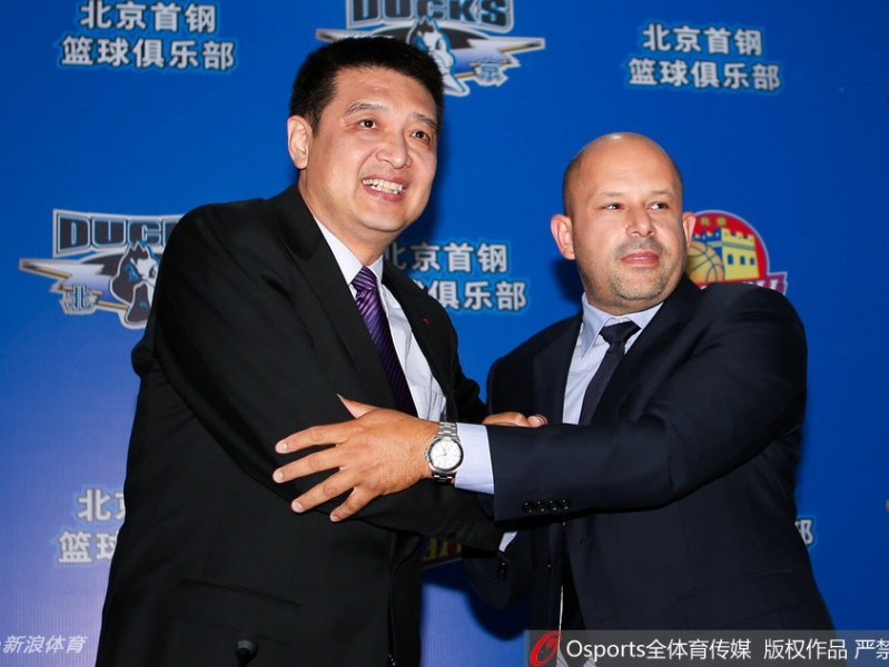 京城篮球新篇章：闵鹿蕾升任总教练，希腊智者雅尼斯掌舵首钢