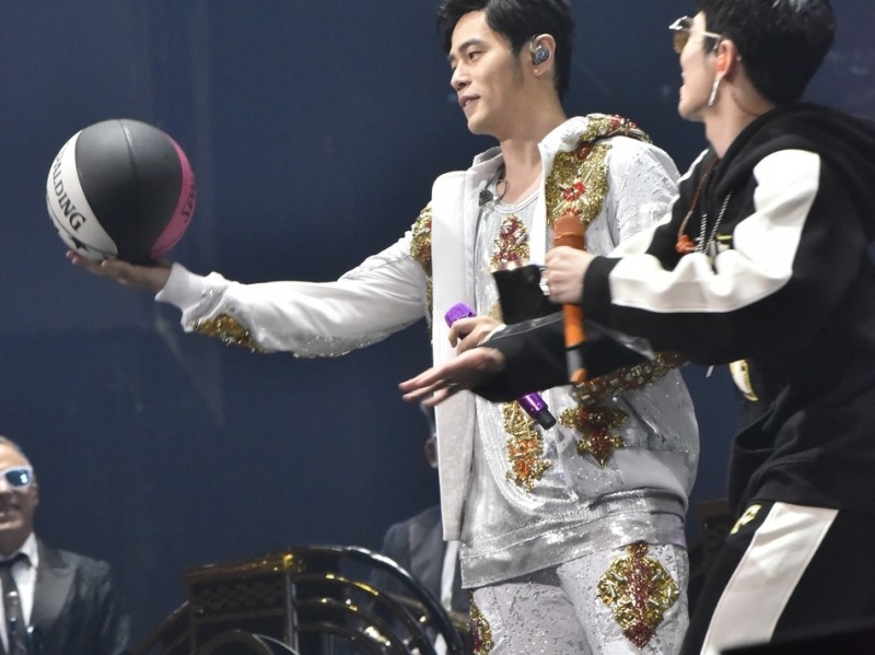 周杰伦台北演唱会化身钢铁战士 萧敬腾助阵斗牛合唱掀高潮