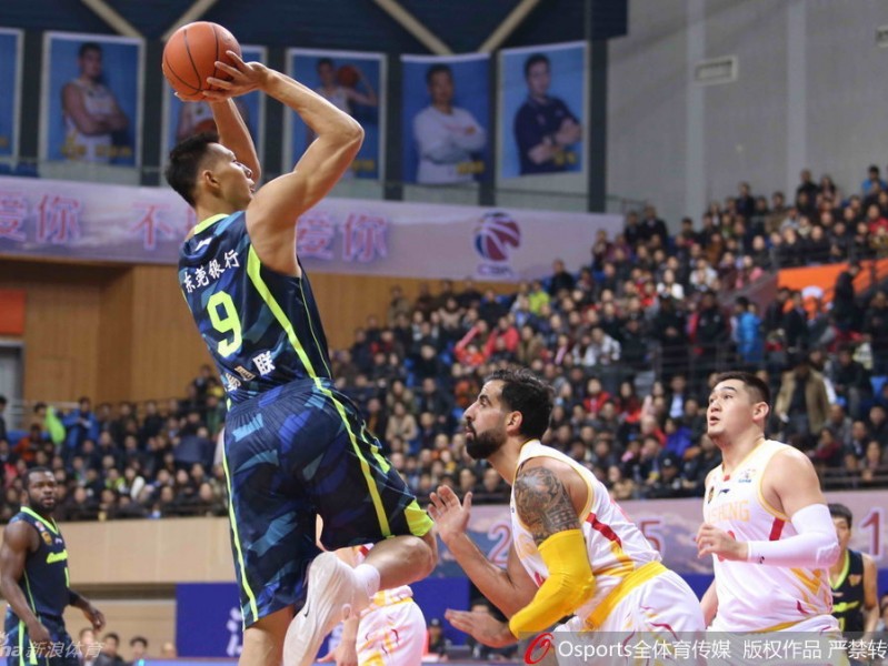 粤篮战纪：阿联领航，宏远众将在激战中砥砺前行