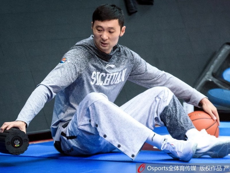 川军新老交替阵痛中前行 老将刘炜场边独自拉伸引关注