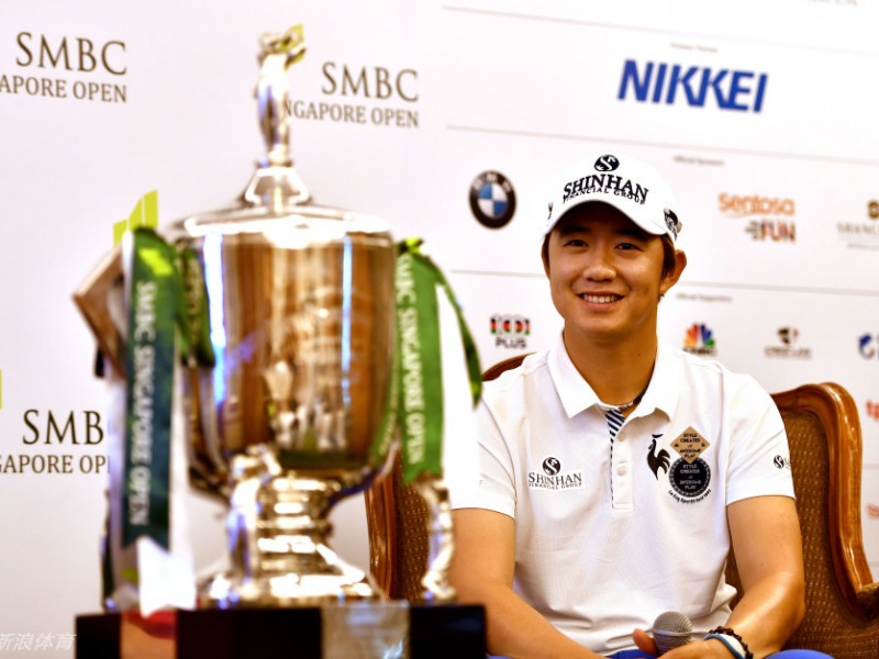 卫冕之路上的笑容与挑战：新加坡高尔夫球场上的韩将对决