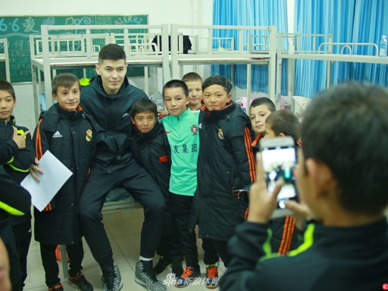 阿不都沙拉木情系故乡足球少年，三一公益赛场见证新疆未来之星闪耀