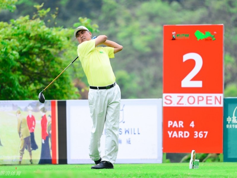 绿茵之上的力与美：高尔夫公开赛的竞技瞬间