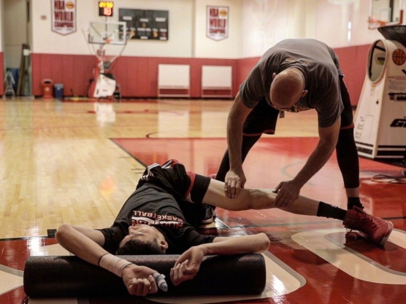 大魔王休斯敦逐梦记：在姚明注视下特训，火箭全队为他护航