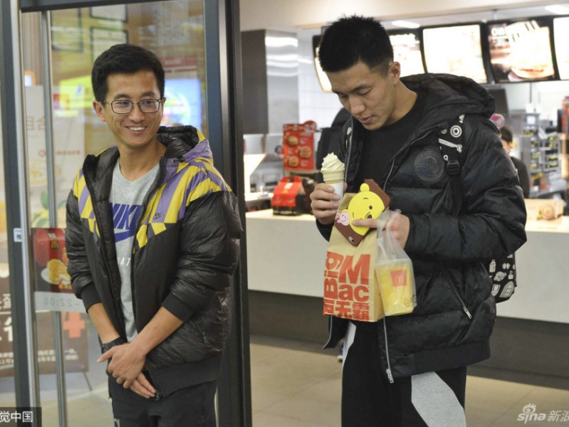 辽篮众将抵沈球迷热情接机 签名合影温情满溢