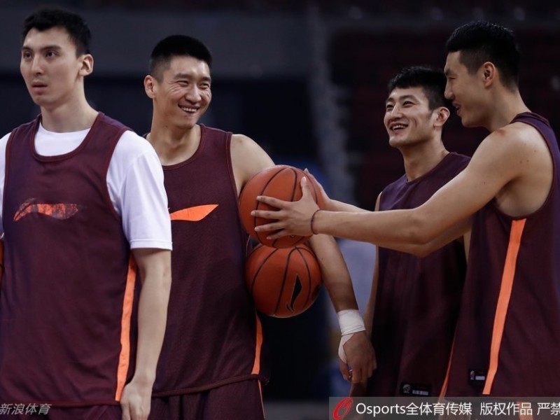 京城篮球记忆：镜头下的首钢众将，备战中的团结与笑颜
