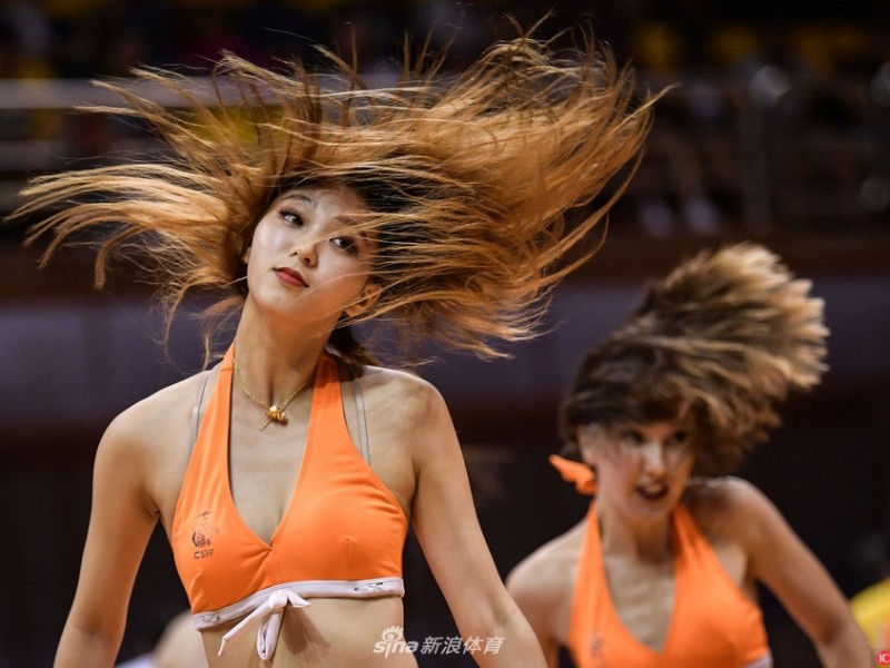 啦啦宝贝热舞点燃中山赛场 助力江苏同曦与福建浔兴季前赛交锋