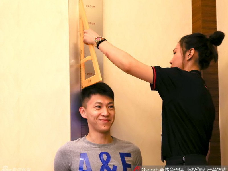 揭秘CBA体测“名场面”：朱芳雨王汝恒身高实测，工作人员脚踩椅子抢镜