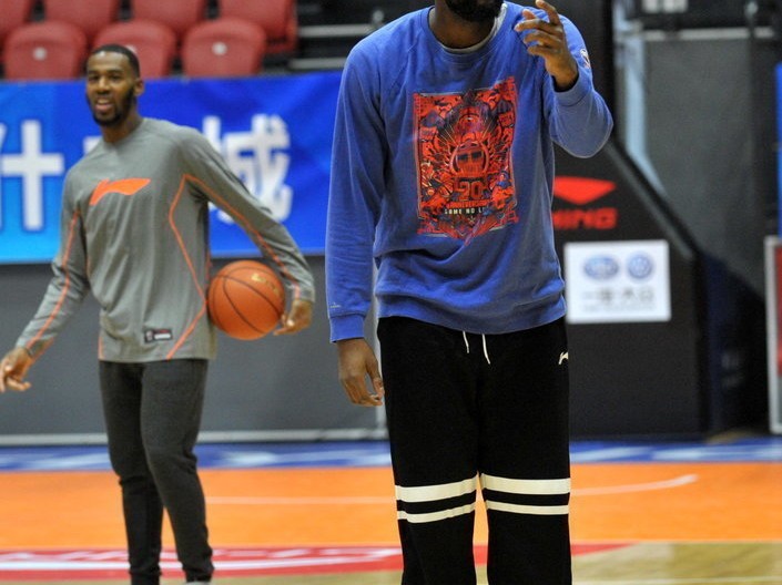 寒冬里的飞虎热情：新疆男篮花式备战新赛季，周琦布拉切演“型男”风采