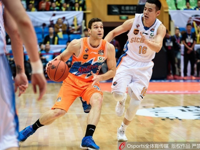 CBA第五轮焦点战：上海客场大逆转四川，送对手五连败