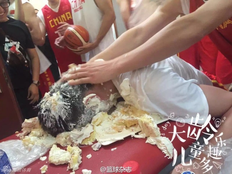 李慕豪二十四岁生日遭遇甜蜜“暴击”，男篮兄弟连的蛋糕大战欢乐多