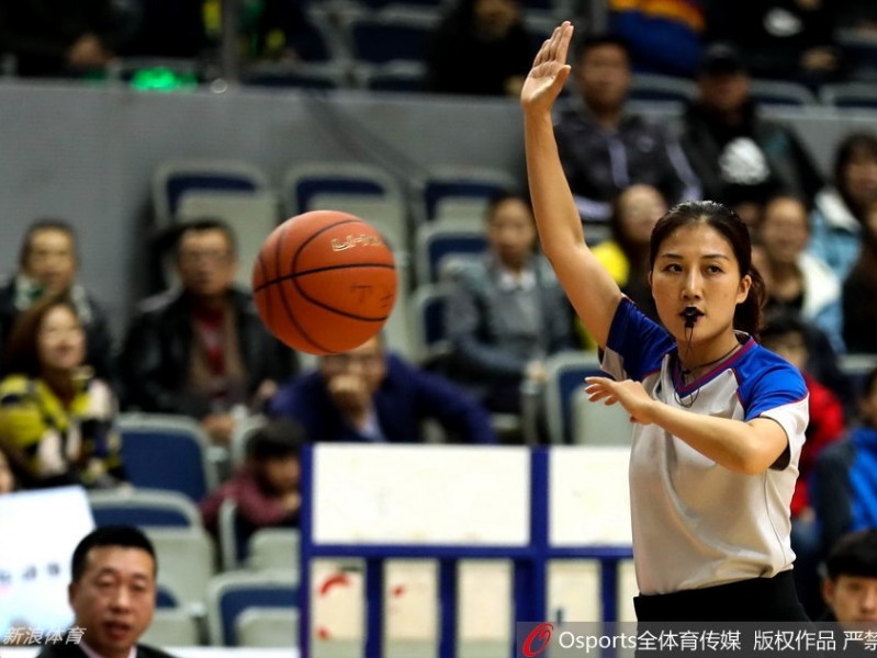 篮球赛场上的靓丽风景线 聚焦执裁WCBA的魅力女裁判