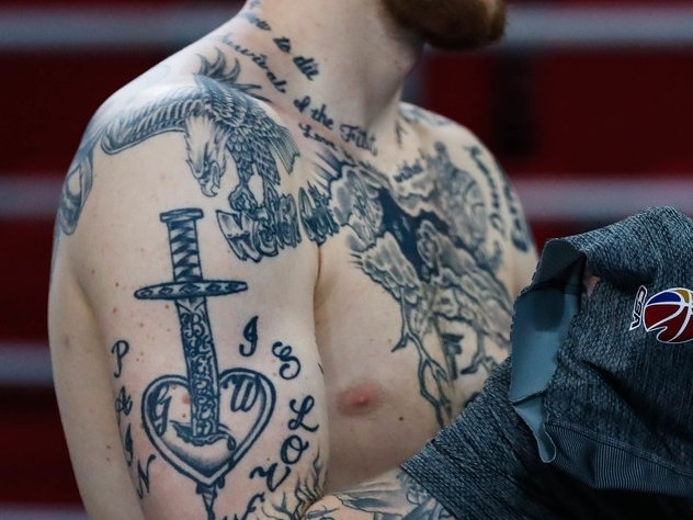 沪上夜灯下的刺青与倔强大鲨鱼季后赛边缘的最后一搏