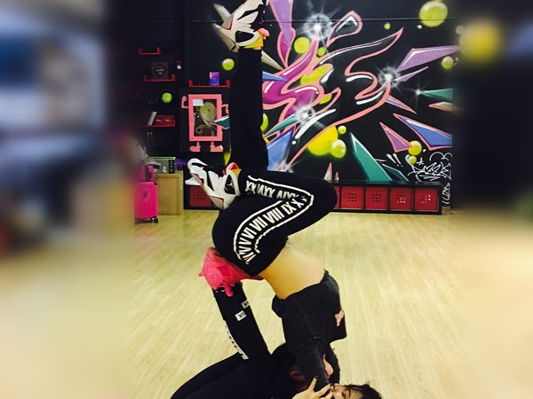 惊艳一字马壁咚背后 是舞者用汗水浇筑的柔韧与力量