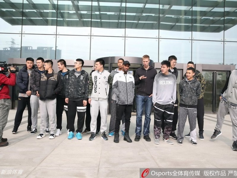 京城篮球寒冬前集结 丁宁送暖阳晓宇坐轮椅不言弃