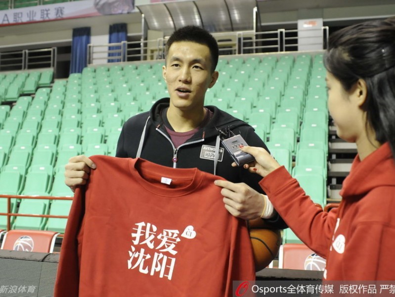 辽篮岁末聚首话篮球情，郭艾伦执球笑迎新年钟声