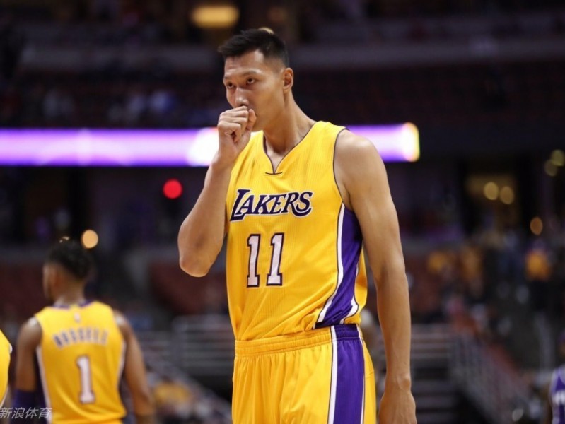 阿联重返NBA首秀三分钟拼两板，对抗考辛斯展现硬汉本色