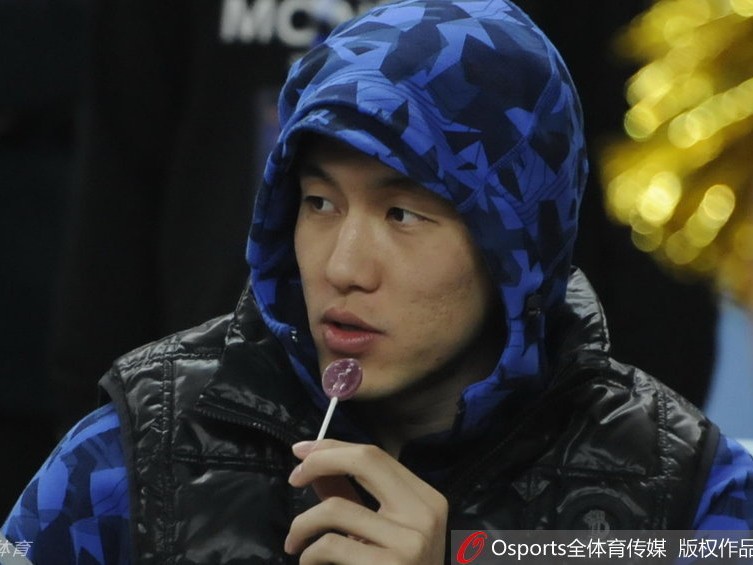 秋日暖阳下的球场童趣：郭艾伦热身赛“全副武装”吃糖记