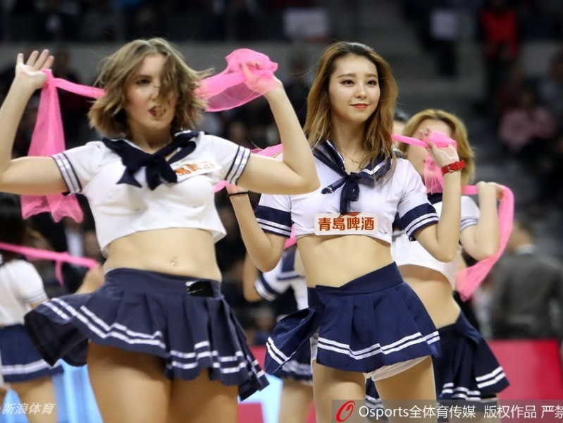 青春风暴席卷赛场，广东男篮啦啦队学生服演绎清纯与活力