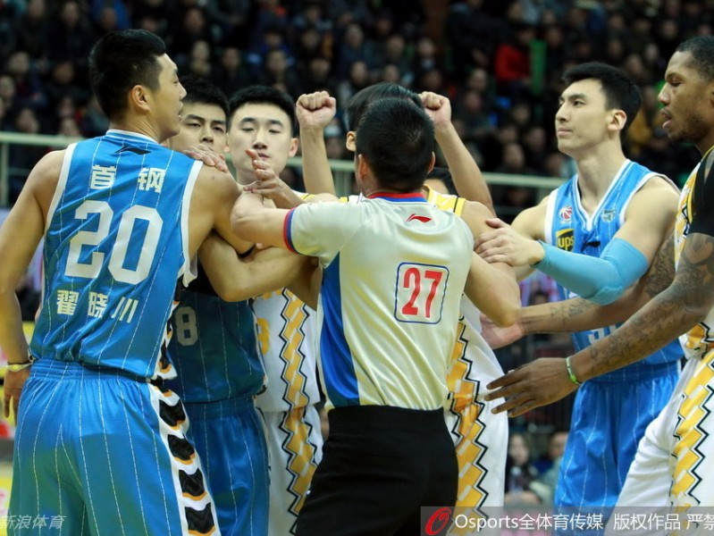 宿敌之战：翟晓川与林志杰赛场肉搏，帕戈压哨绝杀掀翻首钢