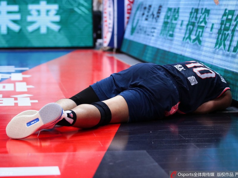 惊魂一瞬间：赵睿重摔离场，担架下的牵挂与战士的回归