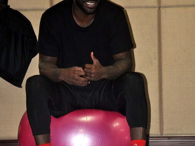 齐鲁德比前温情一幕：劳森归队即与丁彦雨航相谈甚欢，山东高速静待季后赛首战